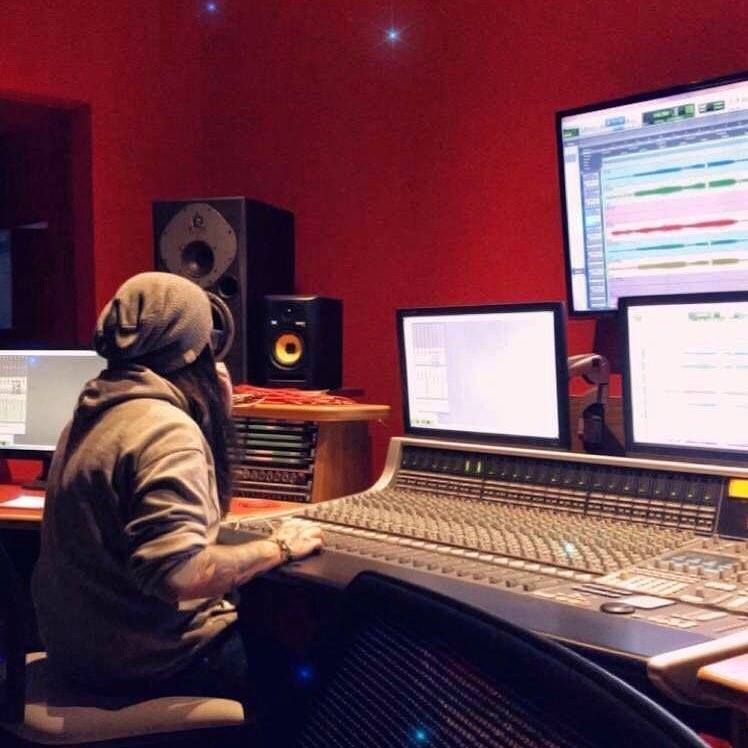 23844435_1542232412536198_5189672812672249760_n copy.jpg