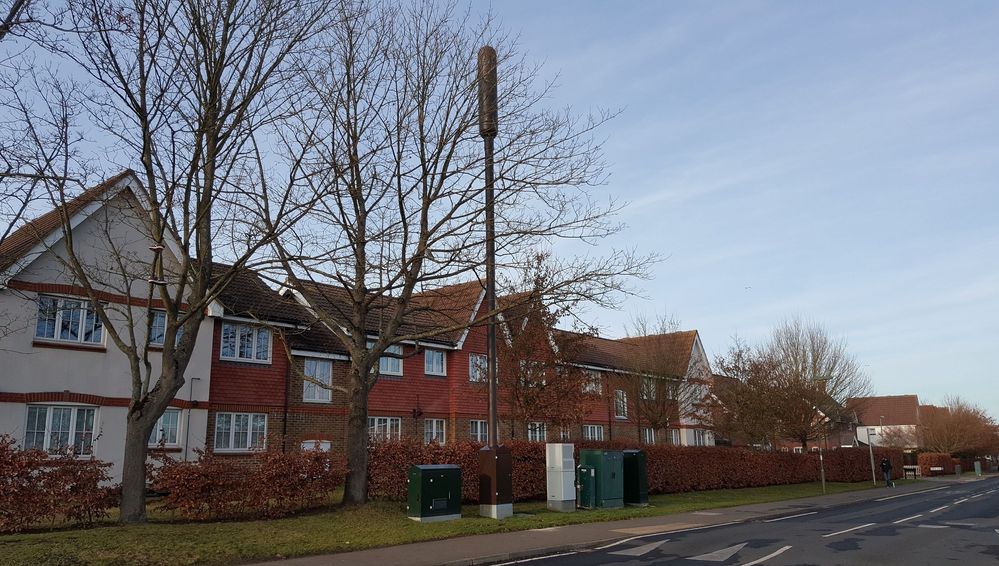 20161227_134726.jpg Possibly the most common type of EE Streetworks pole, referred to colloquially as a ‘lollipop’.